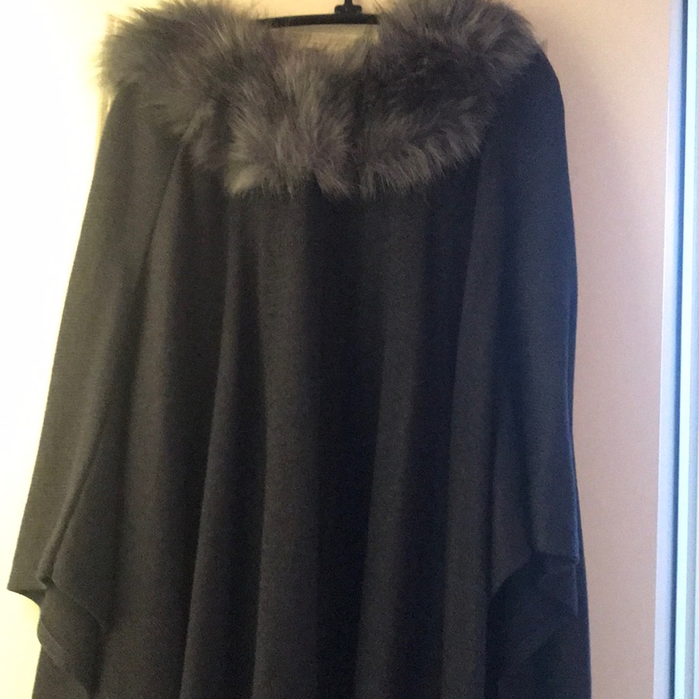 Cape with faux fur collar - Picture 4 of 6